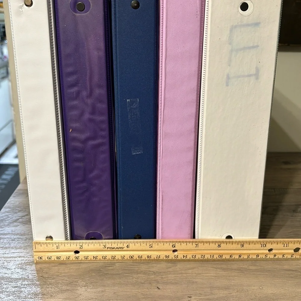 PRE OWNED 6 VARIOUS SIZES OF BINDERS WITH 70 SHEET PROTECTORS